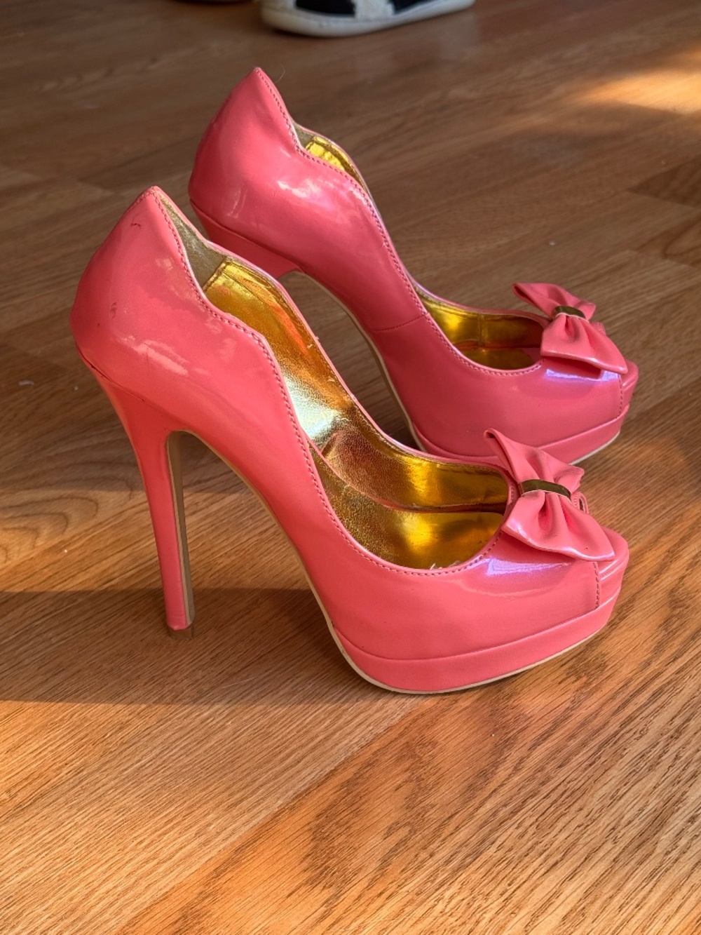 Beautiful Pink Scalloped Platform Heels with Bow